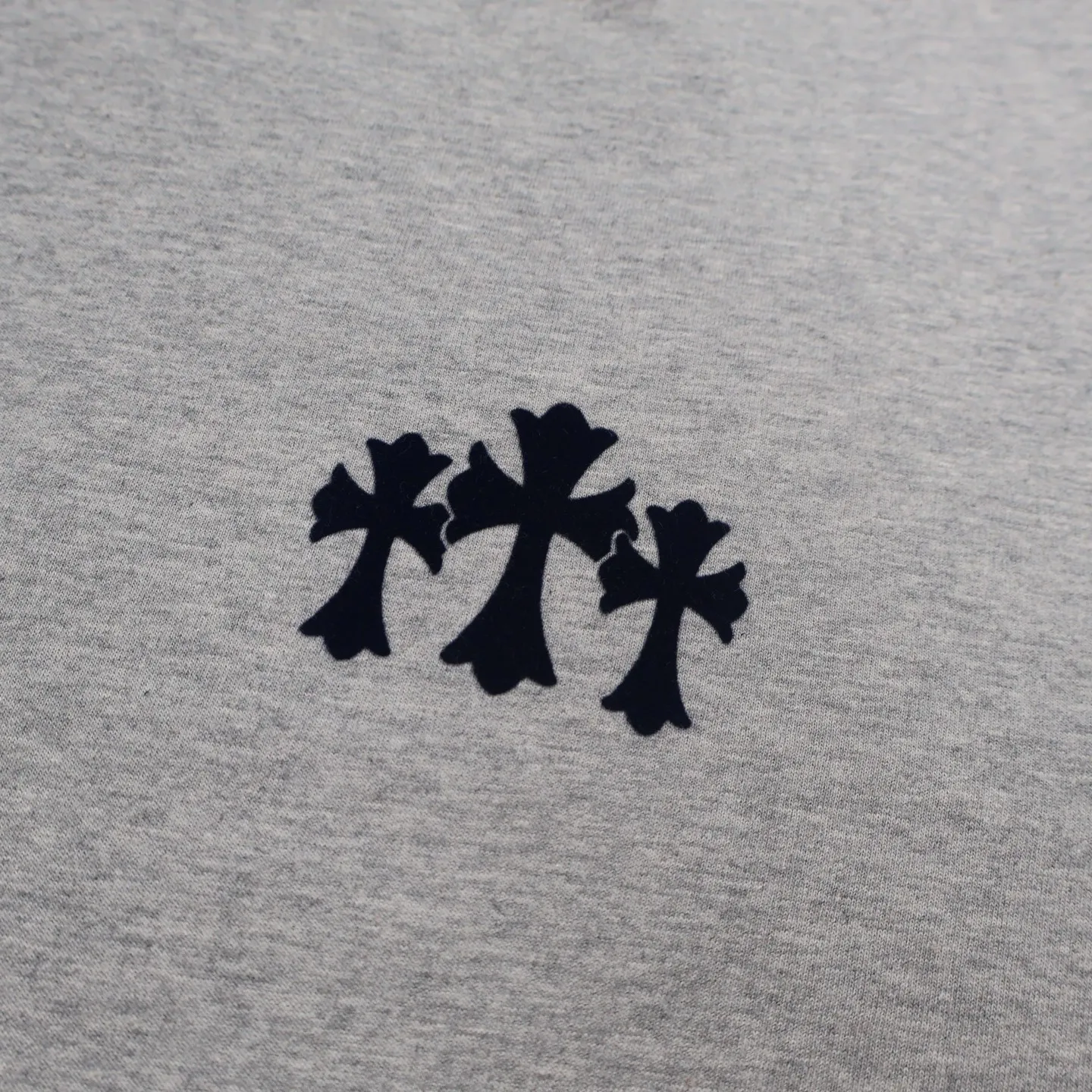 🅿️340 [Exclusive supply] CH Crow heart flocked cross long-sleeved T-shirt (grey) The original version was purchased and developed for 10949, a popular item in early autumn. The fabric is lightly brushed cotton 180g fabric. The upper body is super skin-friendly and soft. Original cowhide main label wash mark. Silver thread anti-counterfeiting laser. Purchased the original version and developed it 1:1 restoration. The flocking print is consistent with the original version. They are all black and cyan (green light), not the ordinary black fake version on the market. The collar threads are also dyed in the same vat. Size:S-M-L-XL